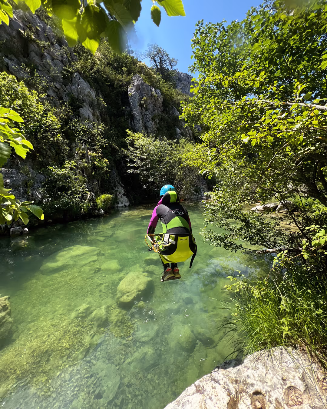 Premier saut du parcours dans le Canyon en Famille Wakabonga